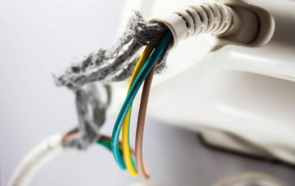 Defective power cable © Photosthai/thinkstock.de